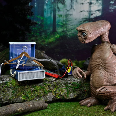 40th Anniversary Deluxe E.T. with LED Chest Ultimate 7 Inch Scale Action Figure