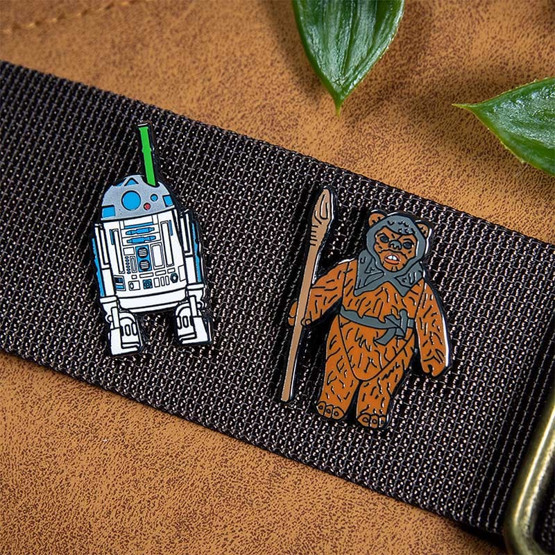 One Size Pin Kings Star Wars Enamel Pin Badge Set 1.42 – R2-D2 (with pop-up Lightsaber) and Romba